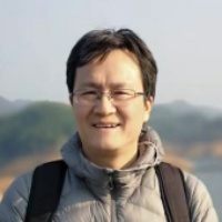 1749471103236404.jpg 何平.jpg